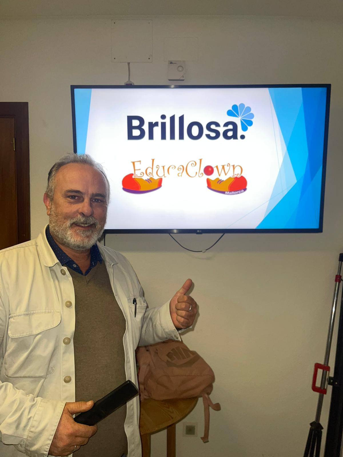 Ángel Nuevo imparte una charla a los adolescentes del programa MotivArte de Educaclown